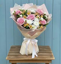Букет цветов из:  Гвоздики, Орхидеи и Розы в Каменке