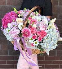 Цветочная композиция из Розы, Хризантемы, Пионы и Лизиантусы в корзине в Каменке
