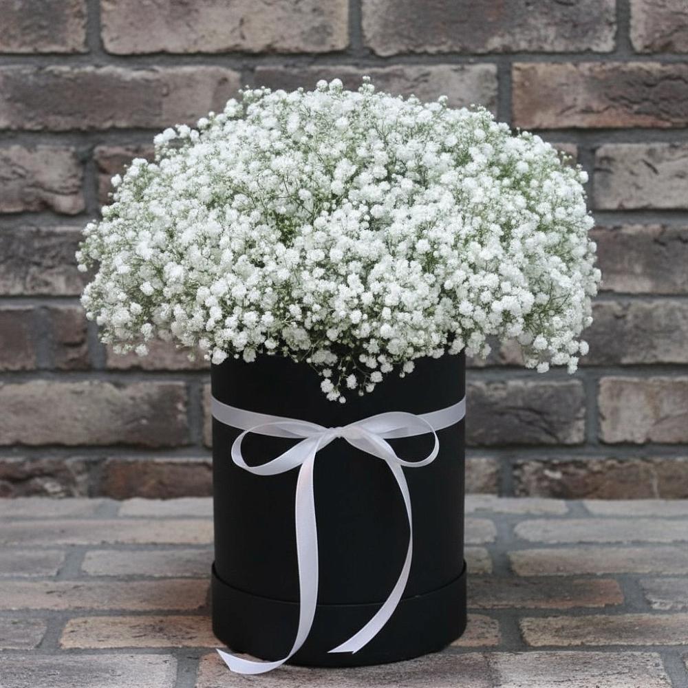 Цветочная композиция из Гипсофила в шляпной коробке в Каменке