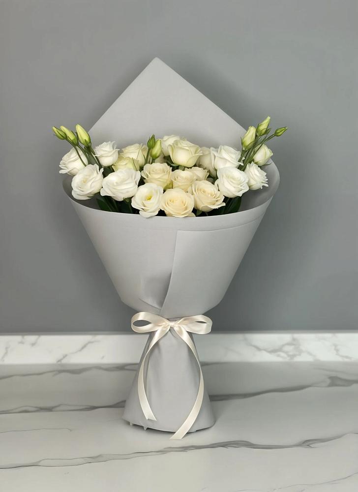 Букет цветов из: Розы и Лизиантусы в Каменке