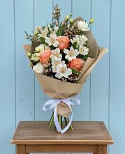 Букет цветов из:  Альстромерии, Лизиантусы, Розы и Хризантемы в Каменке