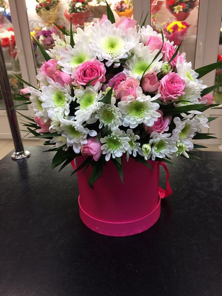 Цветочная композиция из Розы и Хризантемы в шляпной коробке в Каменке