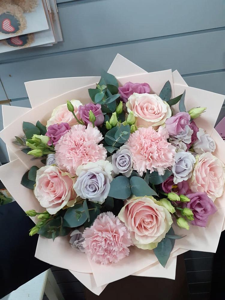 Букет цветов из: Розы, Гвоздики и Лизиантусы в Каменке