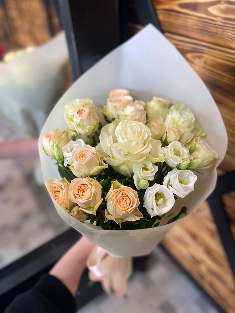 Букет цветов из: Розы и Лизиантусы в Каменке